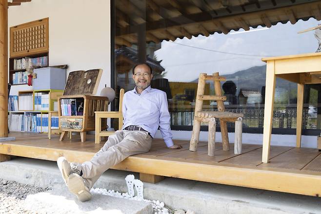 그가 툇마루에 앉아 바라보는 세상이 큰 유리창에도 맺힙니다. 그 유리창엔 앞산이 들어오고, 초정행궁도 들어와 있습니다. 그가 예서 경계를 허물었기에 풍경마저 이 집을 드나듭니다.