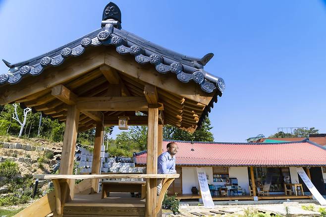 변광섭씨는 마을을 가꾸는 크리에이터가 필요한 시대라고 말합니다.  마을이 황폐화되어가는 현실에서 마을에 숨어 있는 역사, 문화, 자연, 사람들의 이야기를 스토리텔링을 하거나, 아카이브 하거나, 관광 콘텐트로 만드는 크리에이터가 미래의 희망이 될 수 있다는 생각 때문입니다. 그래야만 젊은이들이 시골에 정착하고, 나아가 문화적인 활동을 하는 기회의 장을 펼칠 수 있으니까요. 그는 ‘책의 정원’을 만드는 과정과 여기에 담긴 철학을『아버지가 지은 집 아들이 고쳐 쓰다, 책의 정원 초정리에서』라는 책으로 엮었습니다. 마을을 가꾸는 크리에이터가 더 늘어나길 바라면서요.