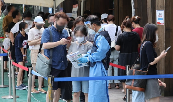 7만3천582명의 신종 코로나바이러스 감염증(코로나19) 신규 확진자가 발생, 83일 만에 최다를 기록한 19일 오전 서울 송파구 보건소 선별진료소에서 시민들이 검사를 기다리고 있다. 2022.7.19 [사진=연합뉴스]