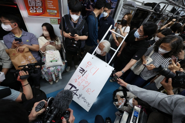 박경석 전국장애인차별철폐연대(전장연) 상임공동대표와 활동가들이 지난달 13일 오전 서울 혜화역에서 지하철 집회를 재개하며 장애인권리예산과 이동권 보장을 촉구하고 있다. 연합뉴스