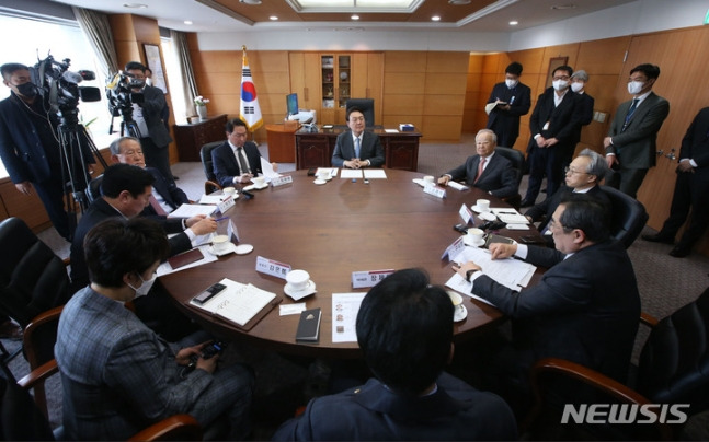 윤석열 대통령이 경제 6단체장들과 오찬 회동을 갖고 있다./사진=뉴시스