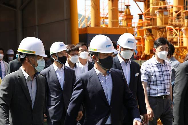 윤희근 경찰청장 후보자(가운데)가 19일 경남 거제 옥포조선소 파업 현장을 찾았다. /사진제공=경찰청