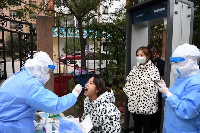 지난 6일(이하 현지시각) 중국 시안에서 오미크론 하위변종이 처음 발견된 지 2주일도 지나지 않아 변종 10종이 중국에서 확산됐다. 사진은 지난해 10월 중국 간쑤성 란저우에서 의료진이 유전자증폭(PCR)검사를 진행하는 모습. /사진=로이터