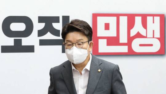 국민의힘 권성동 당대표 직무대행 겸 원내대표가 19일 오전 서울 영등포구 국회에서 열린 원내대책회의에 참석하고 있다. 국회사진기자단