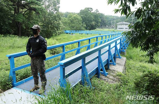 [서울=뉴시스] 사진공동취재단 = 판문점 공동경비구역(JSA) 일반 견학이 재개된 가운데 19일 경기 파주시 판문점 도보다리 앞에서 군인이 근무를 서고 있다. 2022.07.19. photo@newsis.com