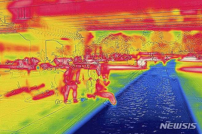 [서울=뉴시스] 정병혁 기자 = 더운 날씨가 이어진 19일 오전 서울 영등포구 찾은 시민들이 마포대교 아래에서 더위를 식히고 있다. 열화상 카메라로 촬영한 사진은 온도가 높을수록 붉은색, 낮을수록 푸른색을 나타낸다. 2022.07.19. jhope@newsis.com
