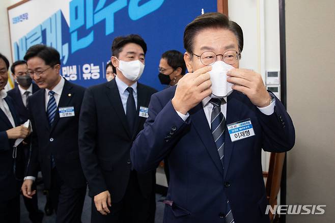 [서울=뉴시스] 김선웅 기자 = 이재명 더불어민주당 당대표 예비후보가 19일 서울 여의도 국회에서 열린 민주당 당대표 후보자 포토섹션을 마친 후 마스크를 착용하고 있다. (공동취재사진) 2022.07.19. photo@newsis.com