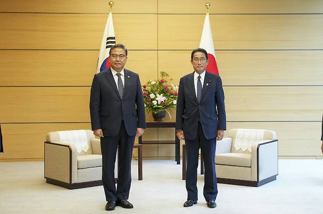 [서울=뉴시스] 정병혁 기자 = 박진 외교부 장관(왼쪽)이 19일 오후 일본 총리 관저에서 기시다 후미오 총리를 예방한 뒤 기념촬영을 하고 있다.(사진=외교부 제공) 2022.07.19. photo@newsis.com *재판매 및 DB 금지