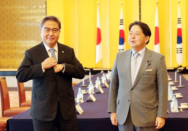 18일 오후 일본 도쿄도 미나토구 소재 외무성 이쿠라공관에서 박진(왼쪽) 한국 외교부 장관과 하야시 요시마사 일본 외무상이 회담에 앞서 취재진 앞에서 인사를 나누려고 하고 있다. 연합뉴스