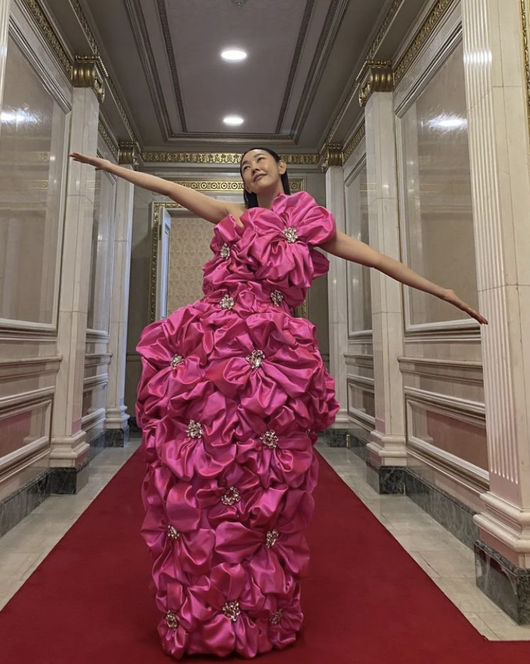 Model Han Hye-jin performed a unique fashion.On the afternoon of the 19th, Han Hye-jin posted a picture on his instagram, and there was no comment. However, the dignity of one picture was great.Han Hye-jin, in an esoteric costume designed with a large flower, boasts a long arm and a small face and boasts a presence rather than being buried in flowers.The netizens did not hesitate to admire the model is different and it looks nice even in such clothes.On the other hand, Han Hye-jin is a big MC in KBS joy channel Love Interference 3han hye-jin instagram