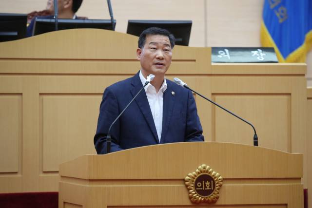 ▲여수출신의 이광일 도의원이 19일 제364회 임시회에서 ‘공직선거법 개정 촉구 건의안’을 대표 발의하고 제안설명을 하고 있다.ⓒ전남도 의회