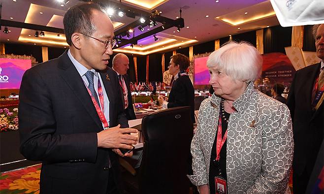 G20 재무장관·중앙은행총재회의 참석차 인도네시아 발리를 방문 중인 추경호 경제부총리 겸 기획재정부 장관이 지난 15일 발리 누사두아 컨벤션센터(BNDCC)에서 재닛 옐런 미국 재무장관과 환담을 하고 있다. 기획재정부 제공