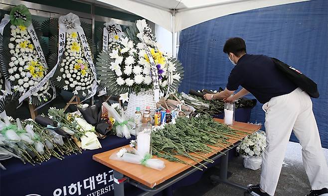 지난 18일 인천시 미추홀구 인하대학교 캠퍼스 안에 '인하대생 성폭행 추락사' 피해자를 위한 추모 공간이 마련돼 있다. 연합뉴스