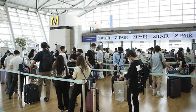 지난 18일 인천국제공항 제1여객터미널 출국장이 해외 여행객들로 붐비고 있는 모습. 뉴스1