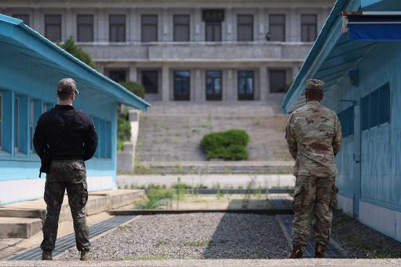 판문점 공동경비구역(JSA) 견학이 재개된 가운데 19일 경기도 파주시 판문점에서 주한미군과 한국군이 근무를 서고 있다.  2022. 7. 19 사진공동취재단