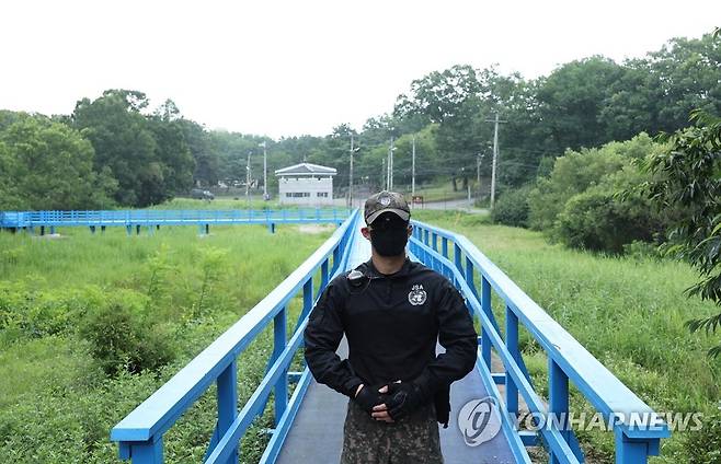 19일 경기도 파주시 판문점 도보다리 앞에서 군인이 근무를 서고 있다. 연합뉴스