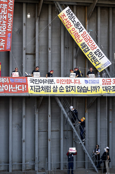 파업 현장 찾은 이정식 장관. 연합뉴스 - 이정식 고용노동부 장관이 19일 오후 경남 거제시 아주동 대우조선해양 옥포조선소 파업 현장을 방문하고 있다. 이 장관은 이날 조선소 독 화물창 바닥에 가로, 세로, 높이 각 1ｍ 철 구조물 안에서 농성 중인 유최안 금속노조 거제통영고성 조선하청지회 부지회장 등과 면담했다. 2022.7.19 연합뉴스