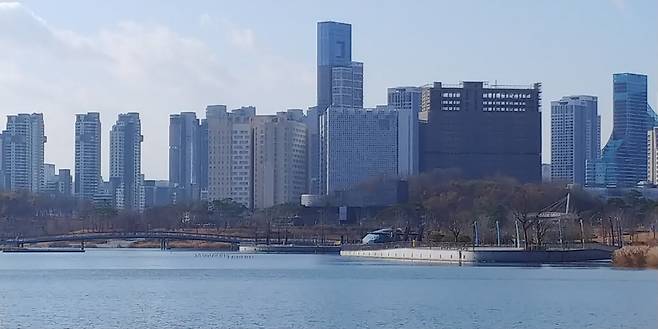 세종시 중앙공원 인공호수와 주변에 들어선 빌딩들. 이천열 기자