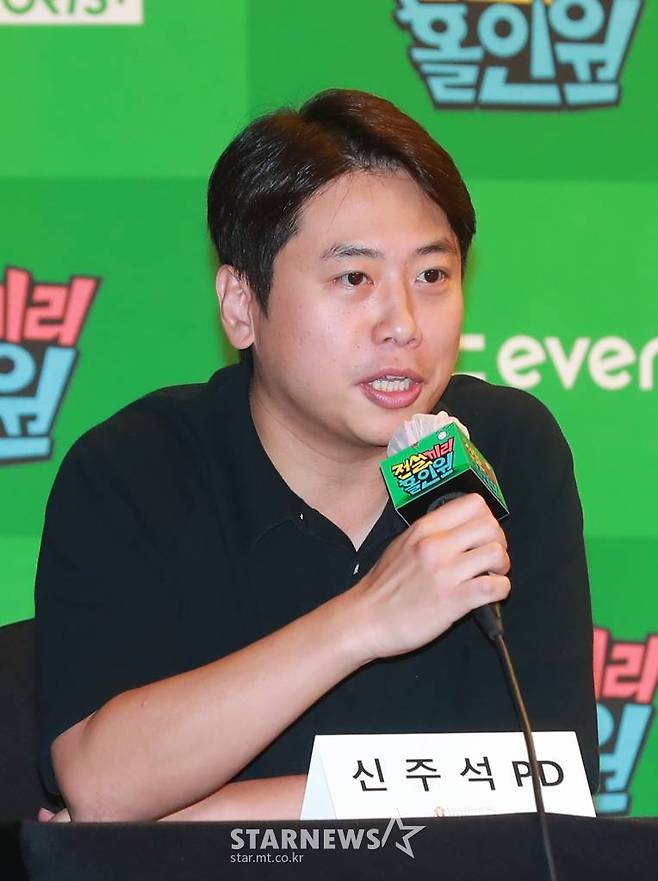 신주석 PD가 19일 오전 서울 상암동 스탠포드 호텔에서 진행된 MBC에브리원 예능 '전설끼리 홀인원' 제작발표회에 참석해 질문에 답하고 있다. 축구와 농구 레전드 스타들이 펼치는 골프 대결을 통해 스포츠의 짜릿함과 예능의 유쾌함을 동시에 만끽할 수 있는 프로그램 '전설끼리 홀인원'은 오늘(19일) 첫 방송된다. /2022.07.19 /사진=이동훈 기자 photoguy@