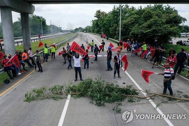 팬아메리카 고속도로 봉쇄한 파나마 시위대  [AFP 연합뉴스 자료사진. 재판매 및 DB 금지]