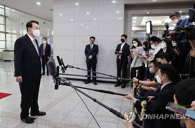 질문에 답하는 윤석열 대통령 (서울=연합뉴스) 안정원 기자 = 윤석열 대통령이 19일 오전 서울 용산 대통령실 청사로 출근, 기자들의 질문에 답하고 있다. 2022.7.19 jeong@yna.co.kr