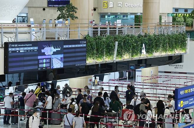 김포~하네다 노선 25일부터 매일 운항…한일, 주 28회 운항 합의 (서울=연합뉴스) 홍해인 기자 = 지난 1일 서울 강서구 김포공항 국제선 청사에서 이용객들이 일본 도쿄 하네다공항으로 향하는 전일본공수 항공편 탑승 수속을 위해 차례를 기다리고 있다. hihong@yna.co.kr