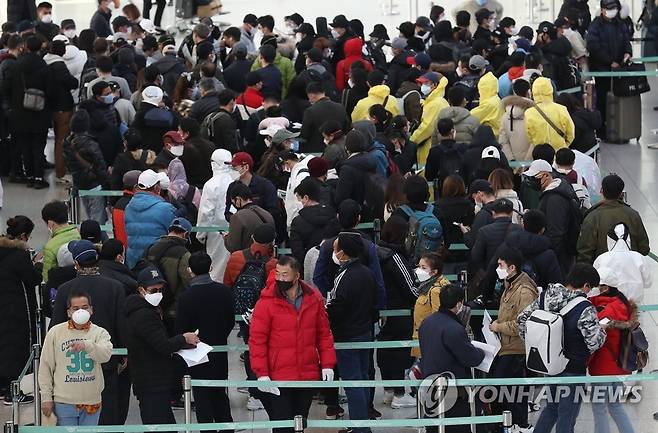 인천국제공항 불법체류자들로 북새통 2020년 3월 6일 오전 인천국제공항 1터미널 법무부 출입국서비스센터 앞에서 불법체류 외국인들이 자진 출국 신고를 하기 위해 길게 줄을 서 기다리고 있다. [연합뉴스 자료사진]