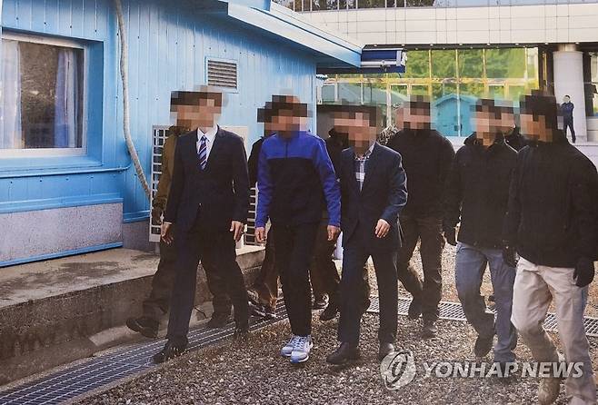 판문점에서 북송되는 탈북어민 (서울=연합뉴스) 통일부는 지난 2019년 11월 판문점에서 탈북어민 2명을 북한으로 송환하던 당시 촬영한 사진을 12일 공개했다. 당시 정부는 북한 선원 2명이 동료 16명을 살해하고 탈북해 귀순 의사를 밝혔으나 판문점을 통해 북한으로 추방했다. 2022.7.12 [통일부 제공. 재판매 및 DB 금지] photo@yna.co.kr