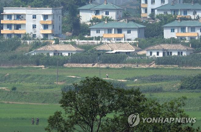 고요한 북한 기정동 마을 (파주=연합뉴스) 이지은 기자 = 판문점 공동경비구역(JSA) 견학이 재개된 가운데 19일 경기도 파주시 판문점 3초소에서 바라본 북한 기정동 마을에 북한 주민들의 모습이 보이고 있다. 2022.7.19 jieunlee@yna.co.kr