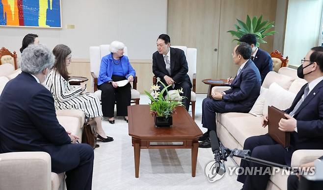 대화하는 윤석열 대통령과 재닛 옐런 미국 재무장관 (서울=연합뉴스) 안정원 기자 = 윤석열 대통령이 19일 오후 서울 용산 대통령실 청사에서 재닛 옐런 미국 재무장관과 만나 대화하고 있다. 2022.7.19 jeong@yna.co.kr