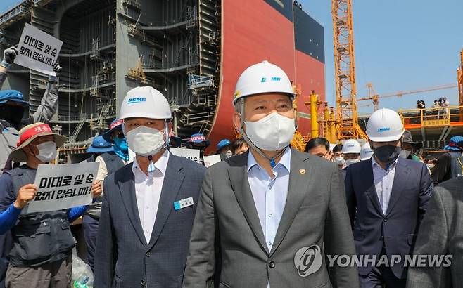 대우조선해양 찾은 이상민 장관과 윤희근 경찰청장 후보자 (거제=연합뉴스) 김동민 기자 = 이상민 행정안전부 장관이 19일 오후 경남 거제시 아주동 대우조선해양 옥포조선소를 방문해 이동하고 있다. 오른쪽은 윤희근 경찰청장 후보자.
    대우조선해양 하청업체 노동조합은 임금인상을 요구하면서 40여 일째 독(건조 작업장)을 점거하고 있다. 2022.7.19 [공동취재] image@yna.co.kr