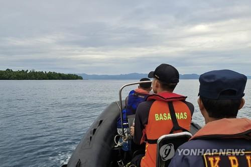 실종자 수색중인 국가수색구조대 (AP=연합뉴스) 19일(현지시간) 인도네시아 국가수색구조청(Basarnas)이 고무보트를 타고 침몰한 여객선 KM 카하야 사라파호에 타고 있던 실종자를 찾고 있다. 2022.7.19 photo@yna.co.kr