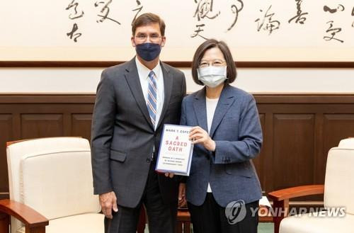 19일 회동한 차이잉원 대만 총통과 에스퍼 전 미국 국방장관 (EPA.연합뉴스)