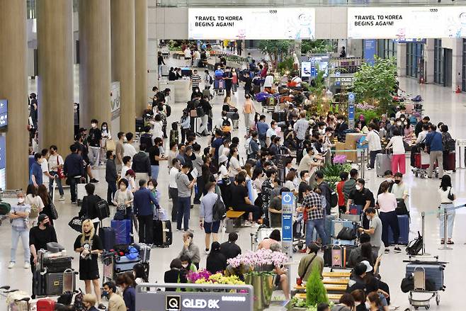 붐비는 인천공항(사진=연합뉴스)