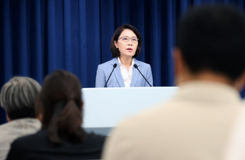 강인선 대통령실 대변인이 19일 서울 용산 대통령실 청사에서 주기환 전 국민의힘 광주시장 후보 아들 대통령실 근무와 관련해 설명하고 있다. (사진=연합뉴스)