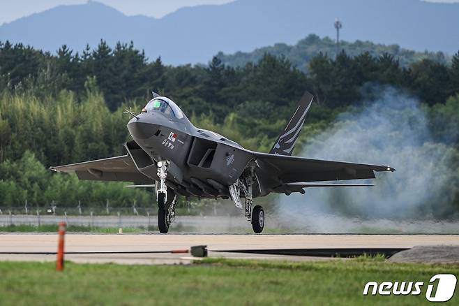 한국형 초음속 전투기 KF-21 '보라매'가 19일 경남 사천 소재 공군 제3훈련비행단 활주로에서 첫 이륙을 하고 있다. (방위사업청 제공) 2022.7.19/뉴스1 © News1 장수영 기자