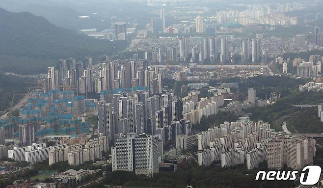 사진은 23일 서울 송파구 롯데월드 서울스카이 전망대에서 바라본 강남구 아파트 단지 모습. 2021.6.23/뉴스1 © News1 박세연 기자