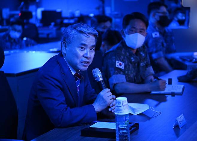 이종섭 국방부 장관이 20일 제주 민군 복합형 관광미항에 정박 중인 구축함 '서애류성룡함'에 올라 대탄도탄작전태세를 점검하고 있다. (국방부 제공)© 뉴스1