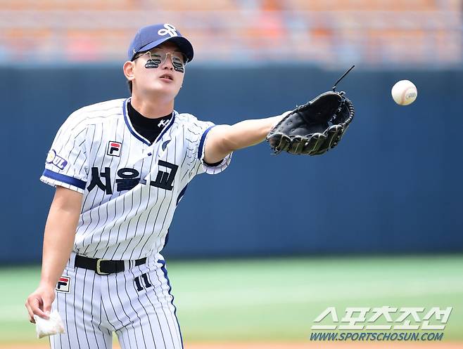 4회 역전을 허용한 서울고 김서현이 이닝 종료 후 아쉬운 표정을 짓고 있다.