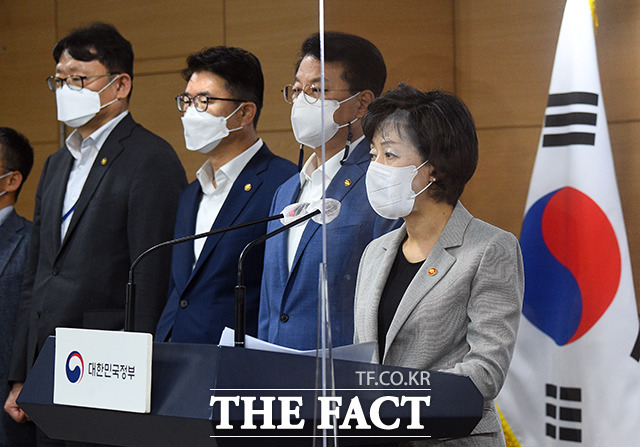 [더팩트ㅣ이동률 기자] 박순애 사회부총리 겸 교육부 장관이 19일 오후 서울 종로구 정부서울청사에서 열린 '반도체 관련 인재양성 방안' 브리핑에 참석해 발표를 하고 있다.