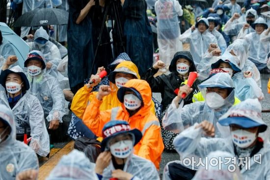 13일 서울 여의도 산업은행 앞에서 금속노조 소속 조합원들이 대우조선해양 하청노동자 임금인상을 촉구하는 집회를 하고 있다./강진형 기자aymsdream@