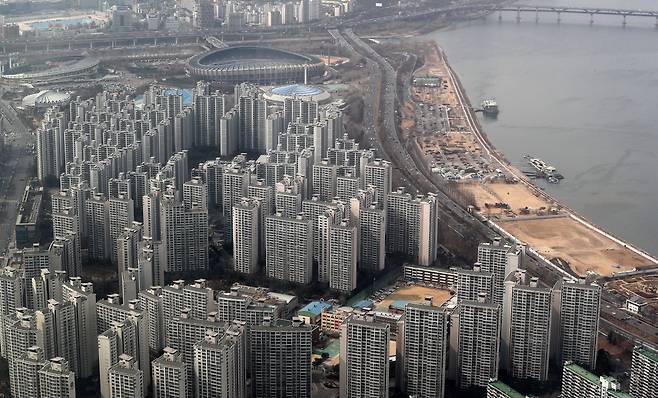 서울 송파구 롯데월드타워 서울스카이에서 바라본 아파트 단지. /뉴스1