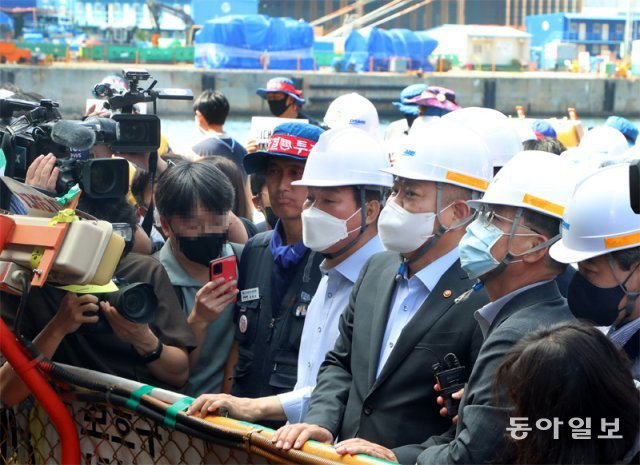 19일 경남 거제시 대우조선해양 옥포조선소 도크 앞에서 이상민 행안부 장관(오른쪽 가운데)이 농성장을 둘러보고 있다. 거제=박경모 기자 momo@donga.com