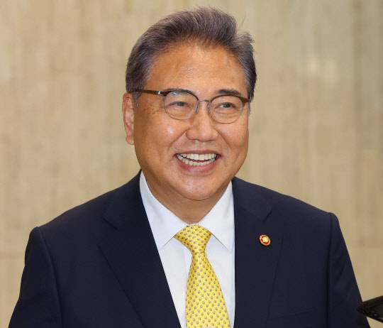 밝은 표정의 박진 장관



    (서울=연합뉴스) 김도훈 기자 = 한일외교장관 회담을 마친 박진 외교부 장관이 20일 오후 서울 김포공항 국제선 청사를 통해 귀국해 브리핑 전 밝게 웃으며 취재진과 이야기하고 있다. 2022.7.20



    superdoo82@yna.co.kr



(끝)