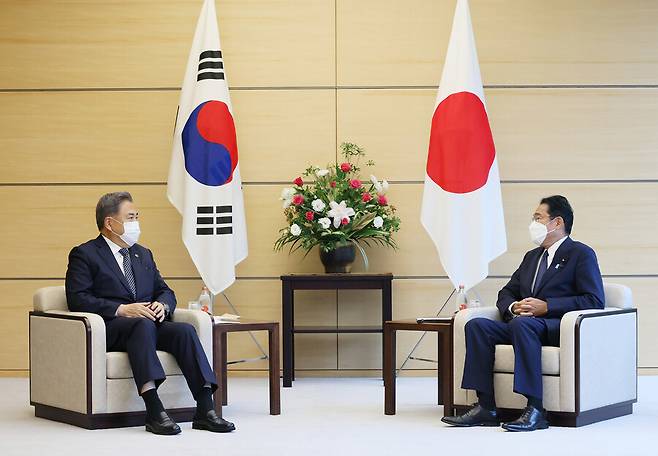 일본을 방문 중인 박진(사진 왼쪽) 외교부 장관이 19일 오후 도쿄 총리관저에서 기시다 후미오 일본 총리를 예방해 한-일 관계 등에 대해 이야기를 나누고 있다. 총리관저 누리집 갈무리