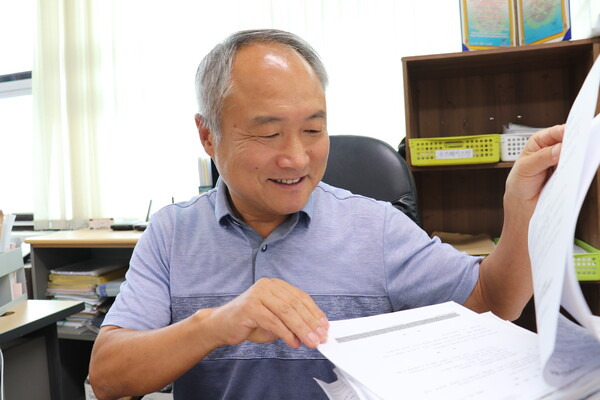 안건수 이주민노동인권센터 소장이 상담 일지를 살펴보고 있다. 오윤주 기자