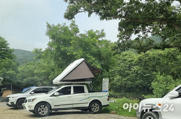 천안 병천천변 노지에서 차박 중인 차량이 줄지어 서있다. [사진=정종윤 기자]