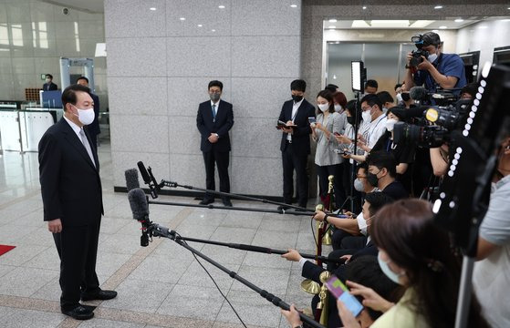 윤석열 대통령이 19일 오전 용산 대통령실에서 열린 출근길 약식 기자회견(도어스테핑)에서 취재진 질문에 답하고 있다. 대통령실사진기자단