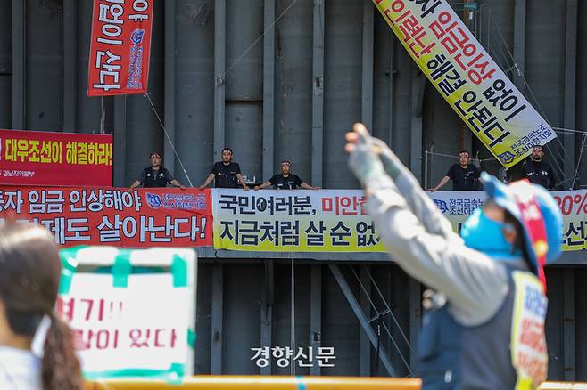 윤석열 대통령이 대우조선(하청노조 파업)과 관련해 공권력 투입까지 생각하고 있는 의사를 밝힌 지난 19일 경남 거제도 대우조선해양 옥포조선소 내 농성장 모습. 민주노총 금속노조 하청지회의 경남 거제 대우조선해양 옥포조선소 1독(dock·배를 만드는 작업장) 불법 점거 사태는 20일로 49일째 이어지고 있다. / 거제 | 이준헌 기자