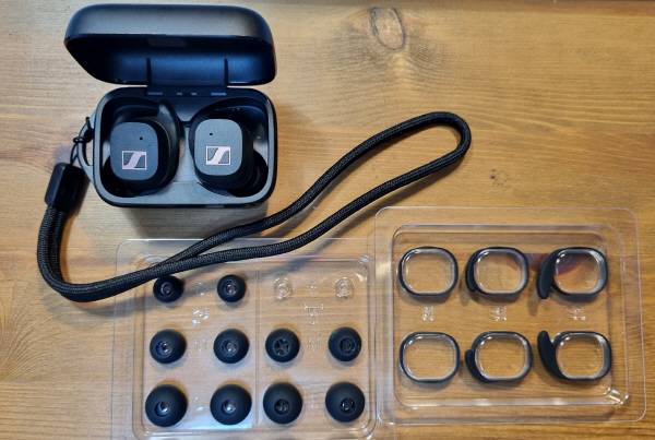 젠하이저 스포츠 트루 와이어리스와 부속품들. 정옥재 기자
